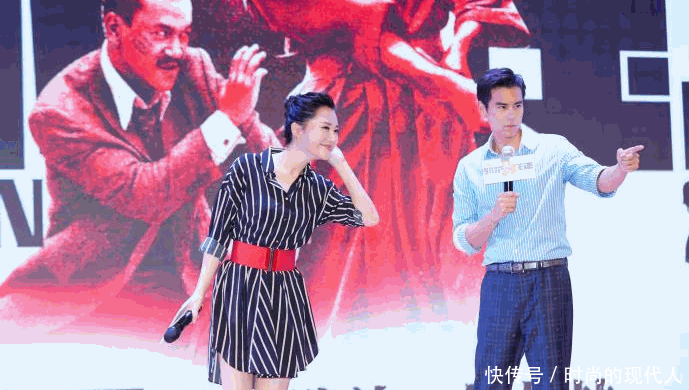 许晴穿条纹黑白连衣裙, 显得时尚优雅大气