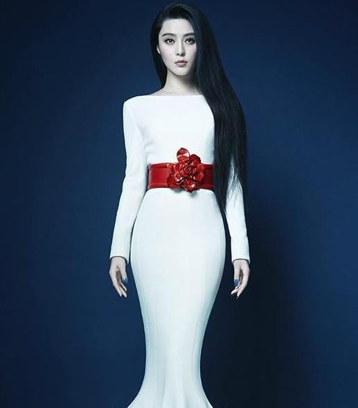 9位女星同穿白裙，高圆圆实力碾压，杨幂胖得驼背，第一却是她！