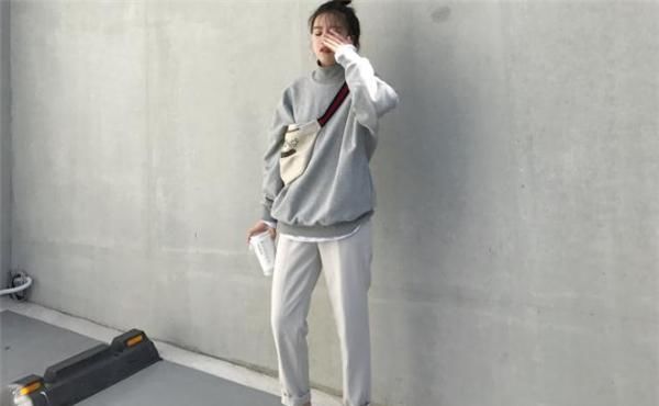 「显瘦」灰色卫衣怎么搭配?灰色卫衣的简单搭配方案,显瘦又时髦