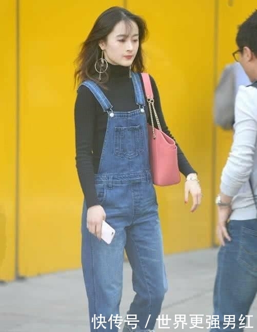  『设计』街拍：女孩的上衣设计十分有韵味，搭配白色A字裙，回头率百分百