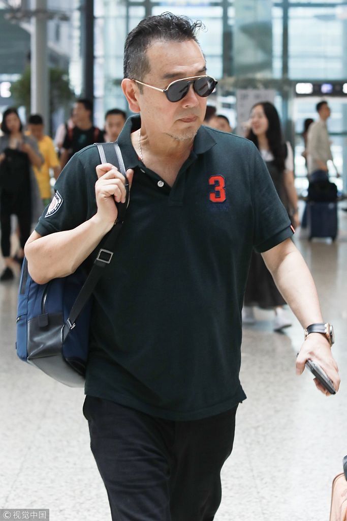 竞争叔圈101?62岁张晨光打扮时髦似潮男 发型拉风戴墨镜气场全