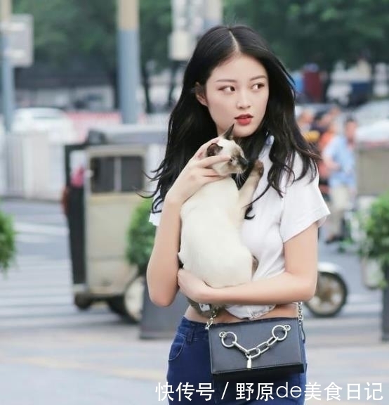  气质：街拍：月貌花容的美女，一件白色上衣配白色短裙，时尚气质女神范