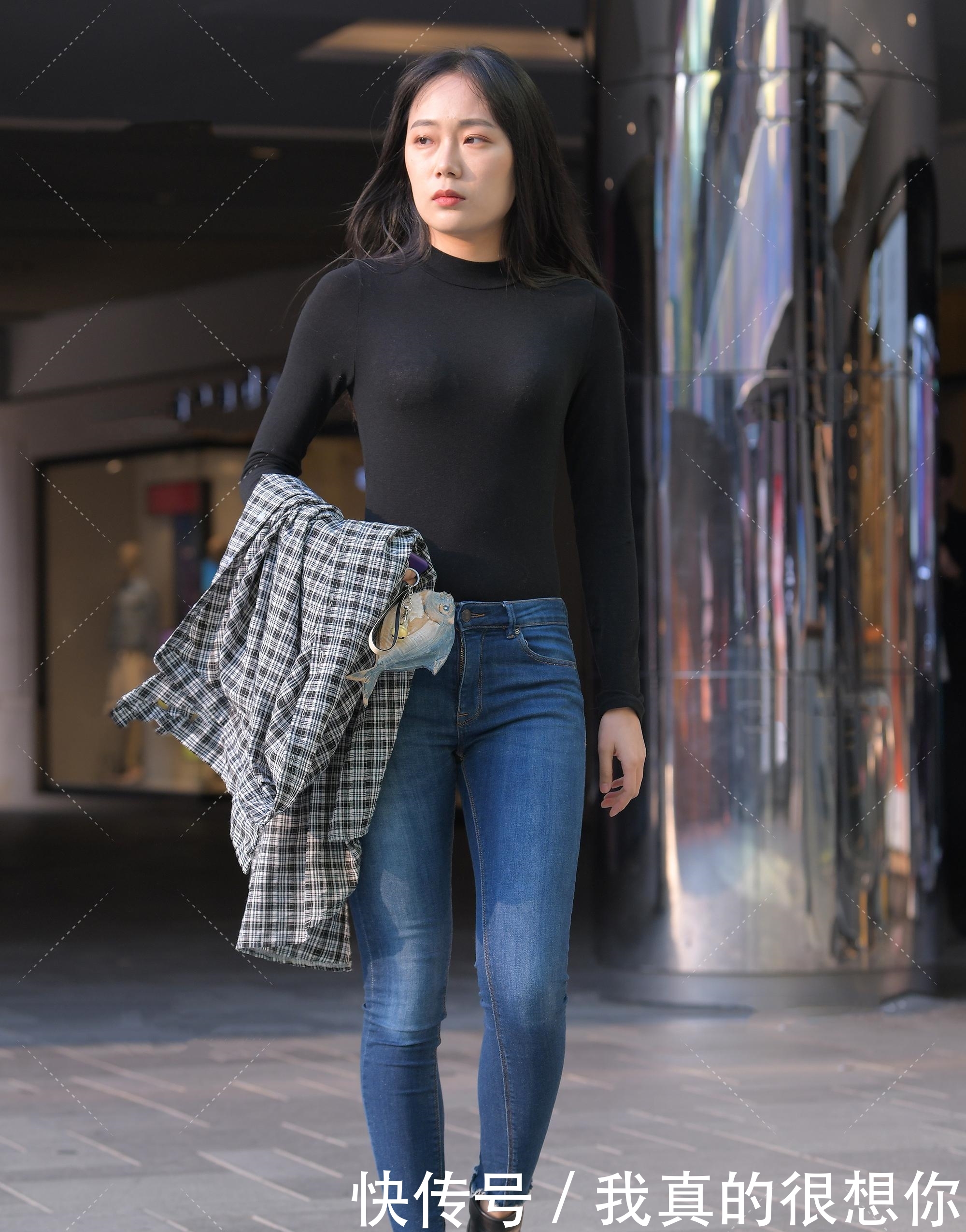 凹凸■“凹凸有致”的靓妹,上衣统统塞进裤子里,肤白貌美还是个大长腿
