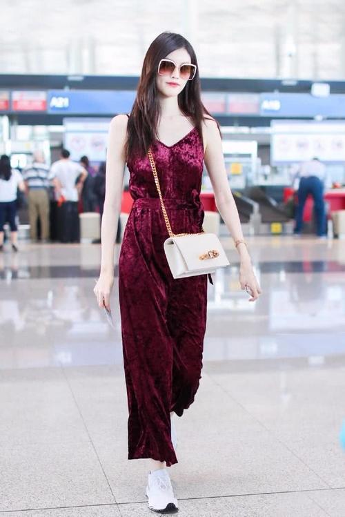 何穗酒红色吊带连体裤,走路下半身造型一言难尽,网友:真显腿粗