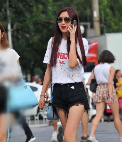  『美女』街拍：般般入画的美女，一条浅粉色连衣裙，时尚清新靓丽迷人