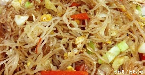 『成团』在炒粉丝时,粉丝不入味还成团那是因为你少了这1步