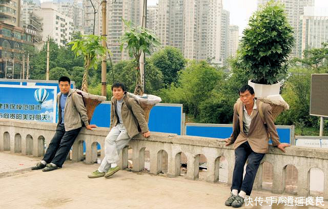  【挣钱】既然打工不挣钱，为啥那么多人还要“赖”在城市？答案