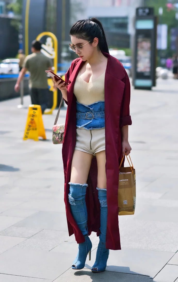 微胖熟女穿着一件裸色的低胸上衣，最迷人的还是她脚上穿着少见的