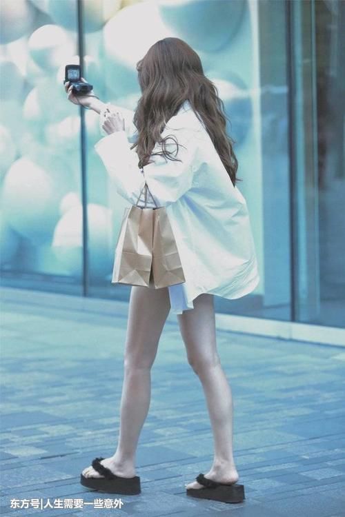 这样活泼可爱的美女相信很多人喜欢吧，青春洋溢，颜值身材都在线