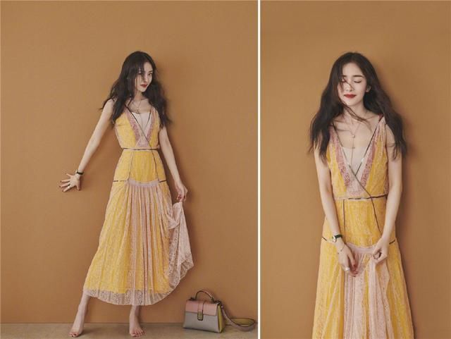 杨幂终于不再硬凹，两件针织衫穿出清新温婉风，机场照美出新高度