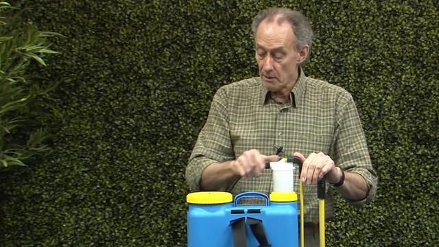 英国四十岁大叔发明自行车喷雾机，不用油和电，成本100块钱