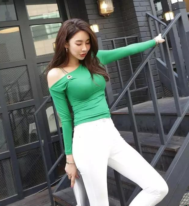 简约气质的牛仔裤美女，具有摩登质感，特别吸引人！