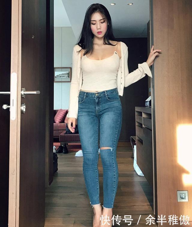  尽显：紧身牛仔裤小姐姐最迷人，身材曼妙有魅力，尽显迷人小蛮腰