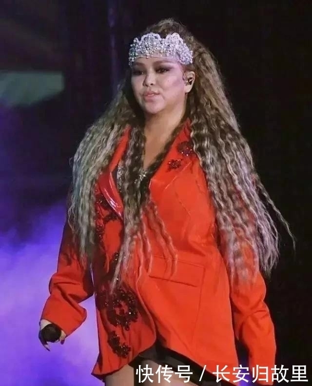 『感觉』46岁张惠妹近照胖至200斤，胖成大妈原因让经纪人都感觉无奈