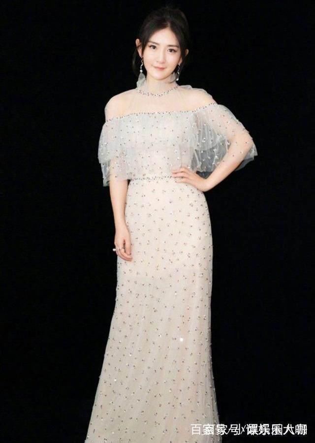 安悦溪和谢娜撞衫反而显老，造型毁在发型上，发际线快赶上杨幂!