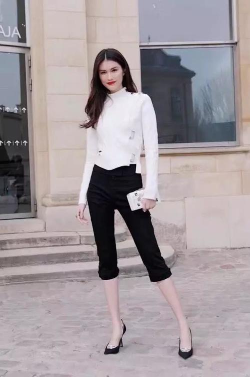 何穗不愧是超模，裤子那么多洞竟然都勒不出肉，腿粗的人就尴尬了