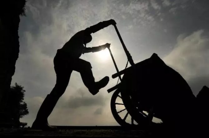 与世隔绝“悬崖工”,21名工人一餐三个菜,一天挣500