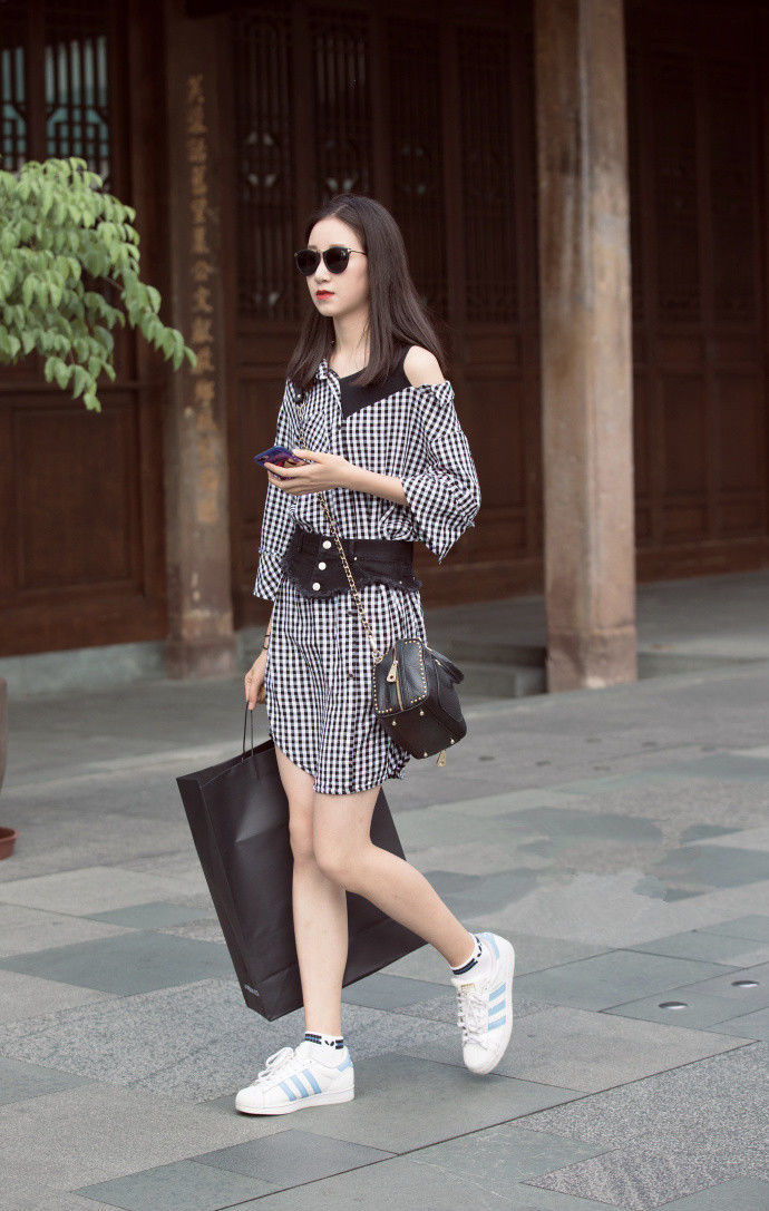 路人街拍：穿吊带裙的小姐姐，肌肤白皙，美好的身材一览无余