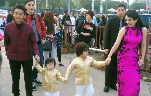 冉莹颖这胯也太宽了吧，旗袍都要撑炸了，网友：邹市明驾驭得了吗