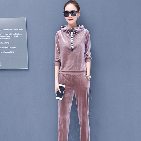 穿腻了裙子，试试这些金丝绒套装，秋天出去玩，轻便温暖又美丽