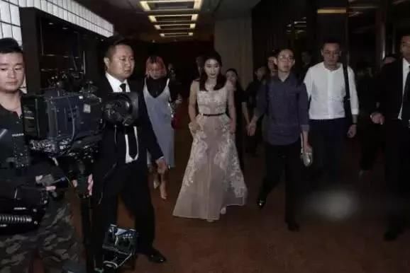 郭晶晶穿礼服出席活动好身材一览无遗，网友：终于穿出阔太的气质