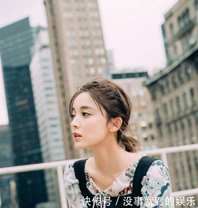 古力娜扎亮相纽约时装周，穿一袭中国风长裙，甜美又俏皮！