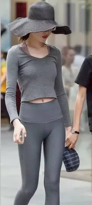 超性感小姐姐，紧身上衣搭配紧身裤性感动人，让人无法自拔