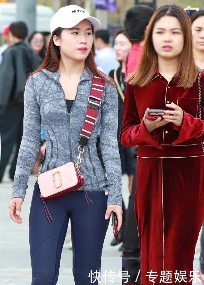 塑料姐妹花街头争相斗艳，为博眼球睡衣出门，闺蜜紧身裤勒痕明显