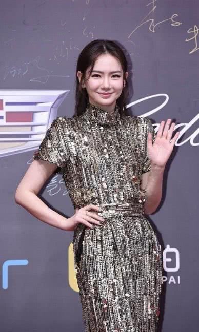 看到戚薇的“连体衣鞋”，赵丽颖的都弱爆了，网友：怎么上厕所？