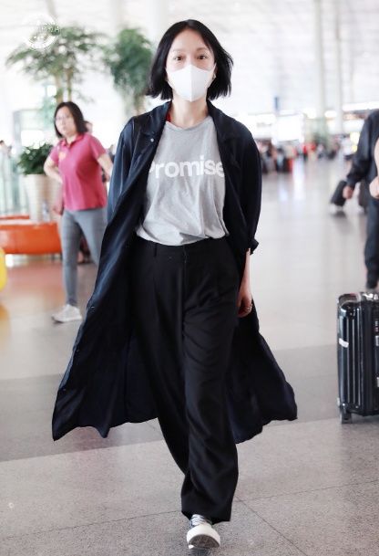 周迅2018Chanel巴黎时装秀周迅一身简洁气质，外媒镜头下难掩皱纹