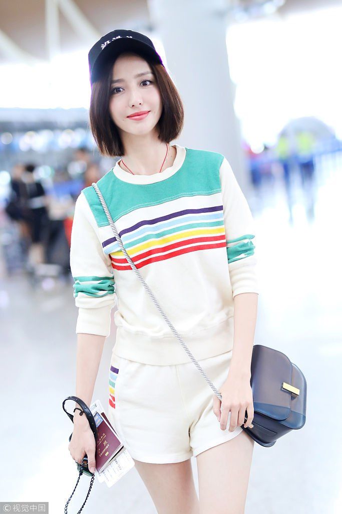 耿直girl！佟丽娅秀美腿活力满满似少女 自嘲“没洗头”嘟嘴比V萌