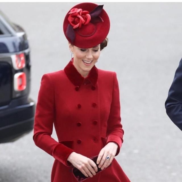 看起来■梅根一身绿用力过猛，凯特绝地反击赢得漂亮！穿旧大衣高贵大气