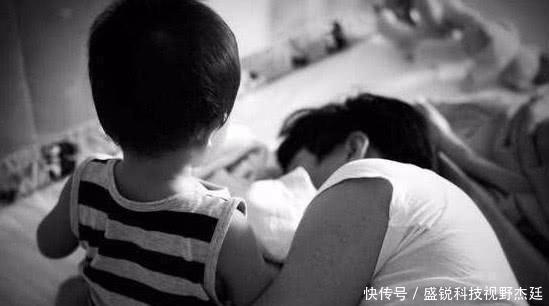 「丈夫」李佳晒丈夫早起照,靳东累得睁不开眼,还不忘搂着儿子