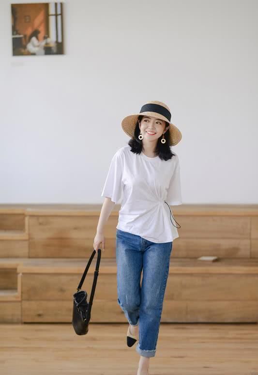  『高端』三木博主的穿衣风格真能抗！翠绿色波点衬衣配牛仔裤子，换一个遮阳帽更高端大气