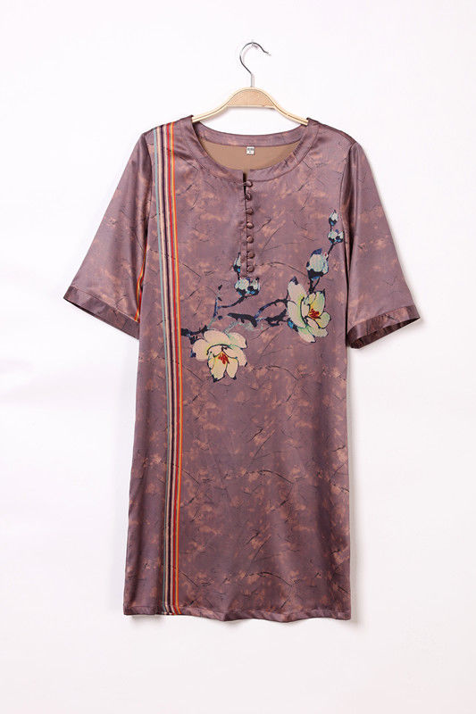 女人一旦过53，不缺钱的，中高级裙+小高跟，美得让人措手不及