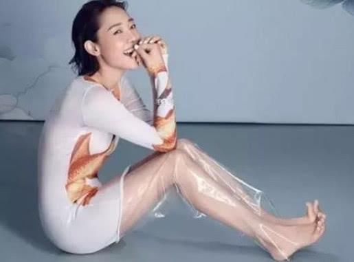 34岁白百何一袭吊带深V性感现身，网友:两个白色的大馒头!