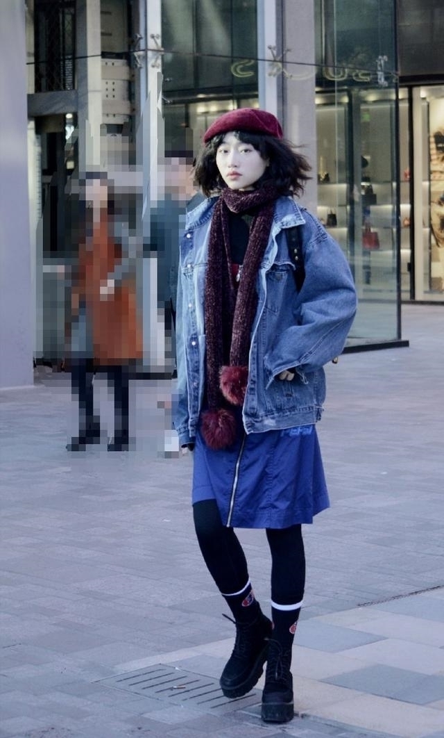 「碎花」路人街拍,靓女穿一身紫色碎花连衣裙,尽显凹凸有致的好身材