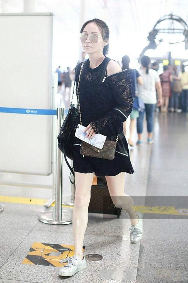 这是姚笛?机场公然穿蕾丝裙，纯素颜毫无气色