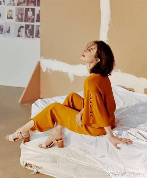 41岁的陈数身穿印花旗袍大秀好身材，古典优雅，这气质真不是盖的