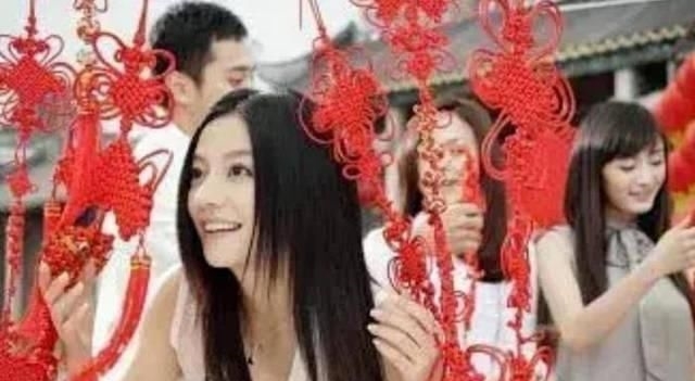  火遍■赵薇十年前的拉芳广告，背景板全是巨星，最边缘的她竟火遍全网