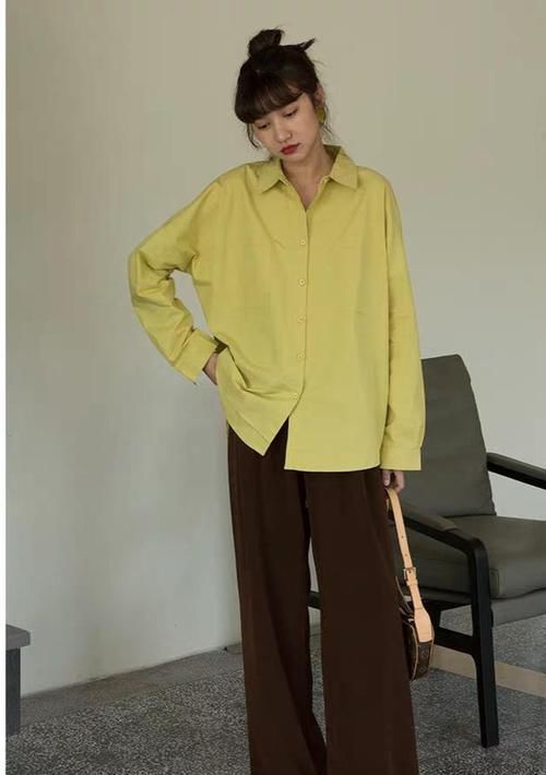  穿搭：女人衬衫不要全塞进裤子，现在流行这3种穿法，时髦高级更有范
