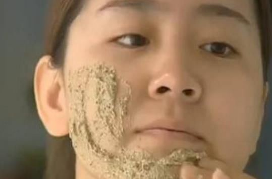 50岁大姐斑点一夜消失，只是每天用它敷脸，美白淡斑肌如雪