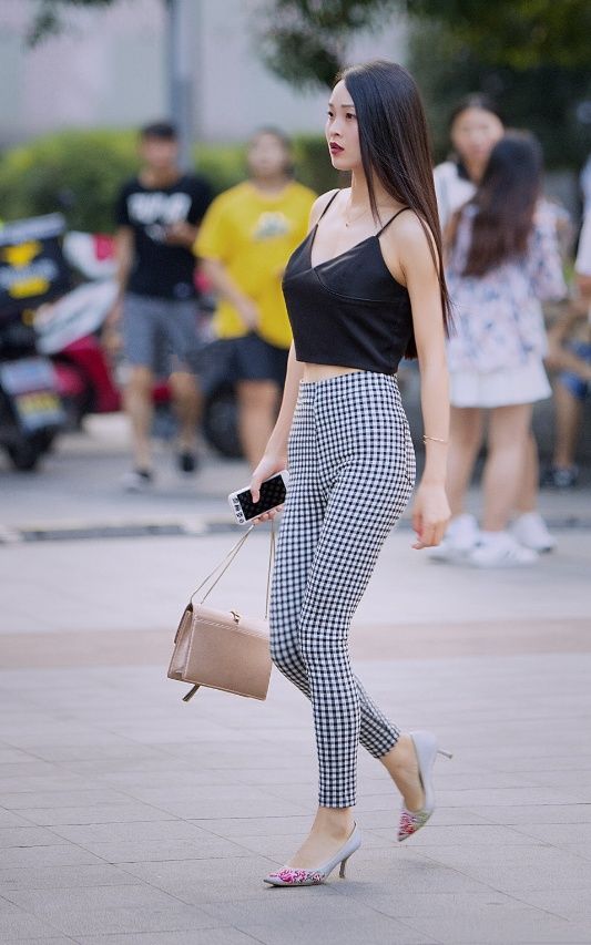 初秋的修身裤搭配，真的不是一句很有女人味就能说明白的!