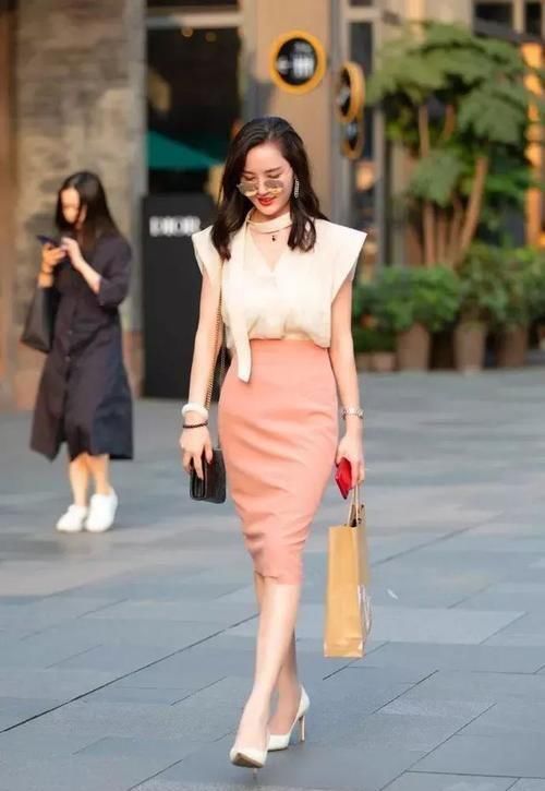  「小姐姐身上穿着」街拍：这小姑娘可真漂亮这条街上没人比她更美了吧