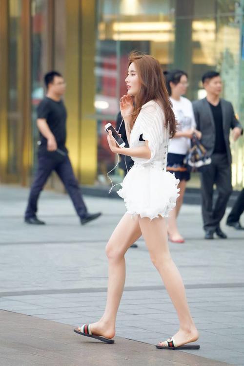 路人街拍：很瘦的高挑小姐姐，吊带装这样穿，不怕没朋友吗