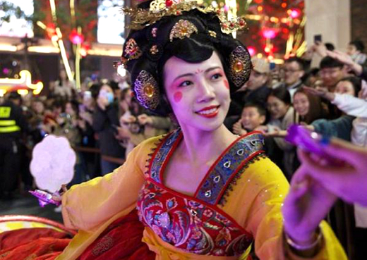 西安“不倒翁小姐姐”为何从不牵男生?看她男友后:换我我也不牵