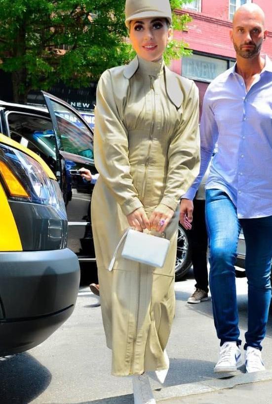 Lady Gaga一只脚穿裤子一只脚穿裙子, 走路不怕摔倒吗?