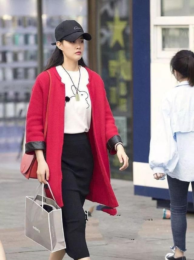  『美女』“美女搭配一双高跟鞋,不仅可以看起来时尚迷人,还非常彰显气质”