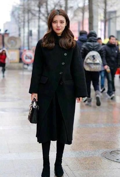  [风范]街拍：花枝招展的美女，一条一字肩连衣裙 ，时尚唯美气质风范