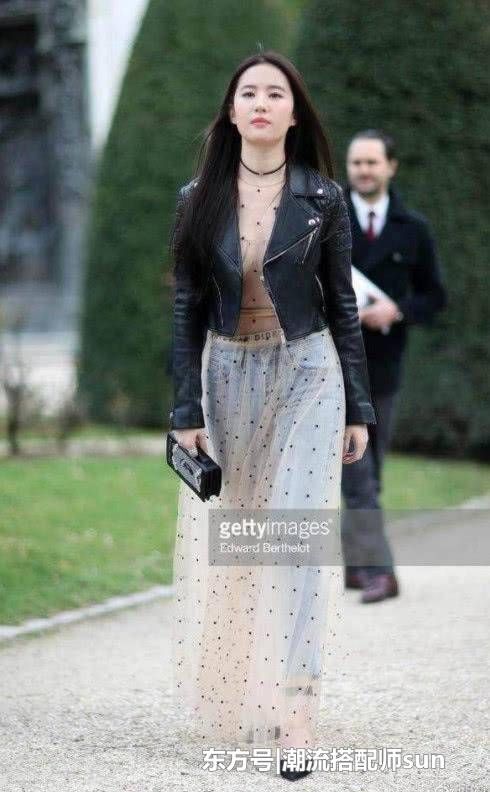 刘亦菲裙里穿裤被赞时尚潮流,关晓彤却被骂惨